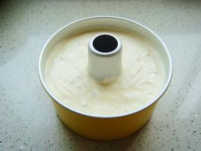 倒入模具中在台面上镇出气泡。