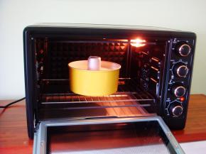 九阳KX—32J99电烤箱提前预热好：放入中下层，上145度，下140度。