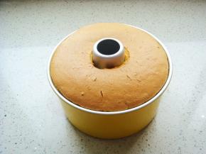 在台面上震出热气倒扣，待晾凉后即可脱模。