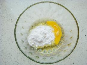 鸡蛋液，玉米油，绵白糖倒入大盆里。