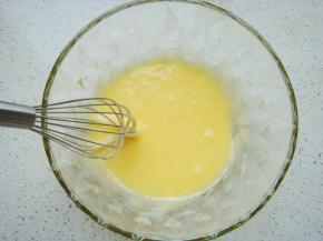 用手动打蛋器顺时针搅拌均匀至糖融化。