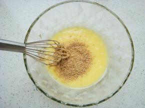 倒入适量的熟芝麻，芝麻的量多点少点无妨。