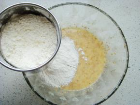 泡打粉，苏打粉倒入低筋面粉里混合过筛，筛入糊糊里。