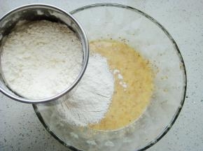 泡打粉，苏打粉倒入低筋面粉里混合过筛，筛入糊糊里。