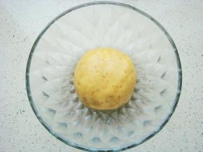 用手抓握和成面团，面团会有点点散，压几次就很容易成团了。