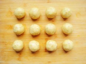 把面团平均分成40克一个的小剂子，放在手心里团成光滑的小圆球。