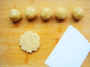 用刮板压成厚度约一厘米的饼胚，周边会有自然的裂纹张开。避免手掌压的不均匀就用了刮板，很方便哦。