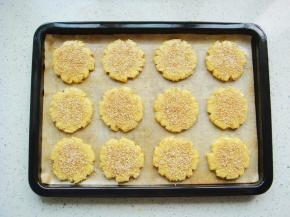 表面撒上满满的熟芝麻。