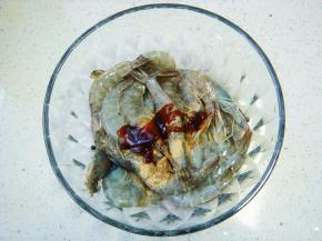 加入胡椒粉，蒸鱼豉油、料酒、橄榄油。