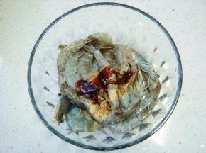 加入胡椒粉，蒸鱼豉油、料酒、橄榄油。