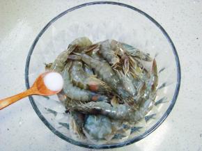 虾剪掉虾须和虾剑，挑去虾线，清洗干净，加入盐。