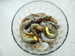 放入姜片搅拌均匀，盖上保鲜膜腌制至少一小时入味。