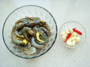 腌制好的虾，蒜辣椒备用。