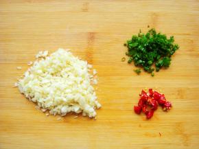 蒜切碎末，香葱和辣椒切小段。