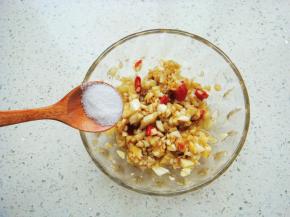 蒜末里放入辣椒、蚝油、橄榄油、盐搅拌均匀。