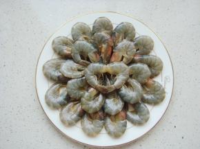 把虾摆放在盘子里。