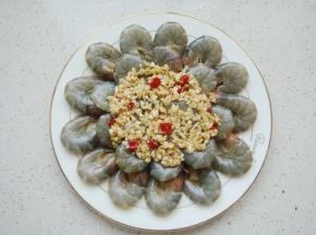 倒入蒜末。
