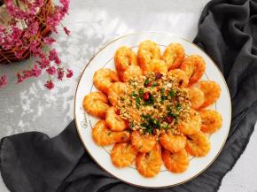 香喷喷的烤鲜虾出炉啦，撒少许香葱点缀即可享用美味！