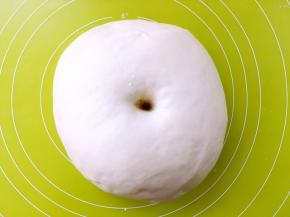 发酵好的面团，手指沾干粉按下去会有一个圆圆的洞，轻微回弹即可