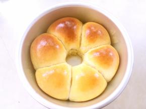 不烫手时取掉中间的锡纸棒，脱模