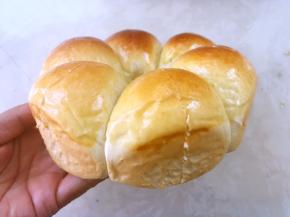 面包凉透后，用锯齿刀从每一朵中间对切开，别将面包全部切段，切开一多半即可，让花朵还连在一起