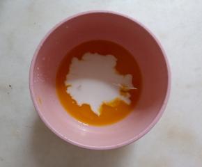 百香果汁与牛奶混合均匀。