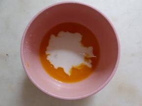 百香果汁与牛奶混合均匀。
