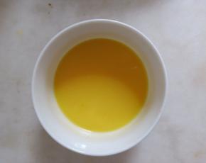 黄油隔热水加热至融化后加入百香果牛奶中，混合均匀。