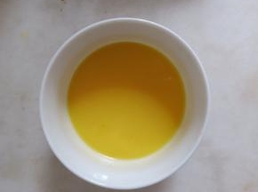 黄油隔热水加热至融化后加入百香果牛奶中，混合均匀。