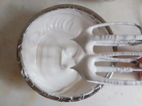 蛋清分三次加细砂糖打至干性发泡。