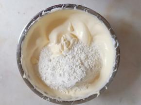 加入提前过筛好的低筋面粉翻拌均匀。