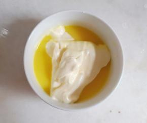 舀一勺面糊加入百香果黄油中，混合均匀。