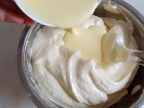 将百香果面糊加入蛋黄面糊中，翻拌均匀。