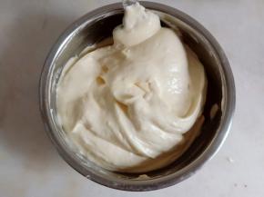 拌好的面糊状态是非常浓稠的，呈飘带状。