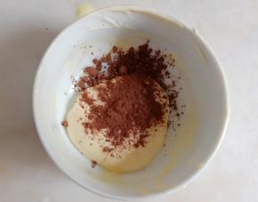 舀一勺面糊加入可可粉，拌匀。