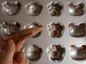 装入裱花袋，在模具内挤出小动物的耳朵、眼睛等。