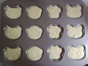 再挤入原色面糊，8-9分满。放入预热好的烤箱170度烤20分钟即可。