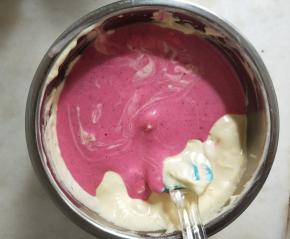 将火龙果面糊加入蛋黄面糊中，翻拌混合均匀。