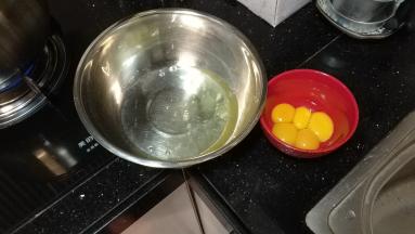蛋黄蛋白分离，装入无水无油的盆里