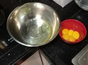 蛋黄蛋白分离，装入无水无油的盆里