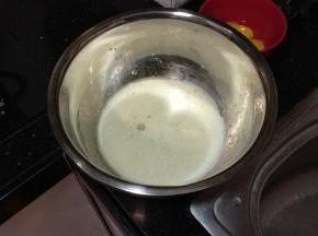 玉米油、牛奶放入搅拌盆里，拌均匀后静止5分钟，让其乳化