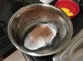 乳化好后筛入低粉、竹炭粉、可可粉的混合粉