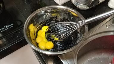 依然后蛋法，一次加入五个蛋黄