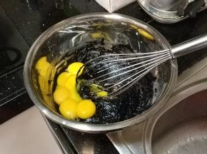 依然后蛋法，一次加入五个蛋黄