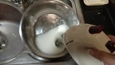 蛋白倒入糖打发