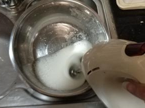 蛋白倒入糖打发