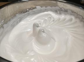 打发到蛋白能拉出小弯钩状态