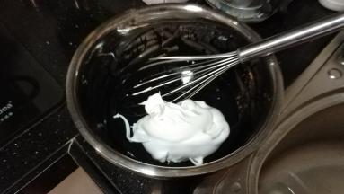 倒入3分之1的蛋白霜到蛋黄糊里