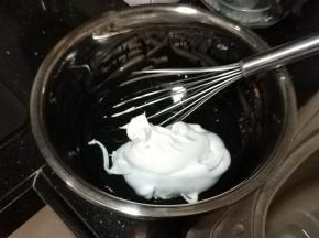 倒入3分之1的蛋白霜到蛋黄糊里