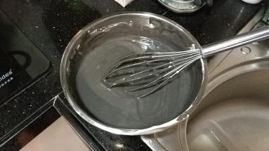 再将混合蛋黄糊全部倒入蛋霜里，翻拌均匀